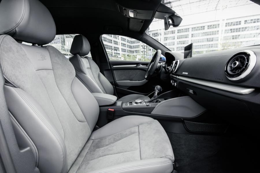 Интерьер Audi A3 Sportback 2.0 TDI (8V) 2016 года  (WW) (фото 18 из 22)